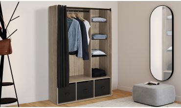 Dressing avec étagères et rideau